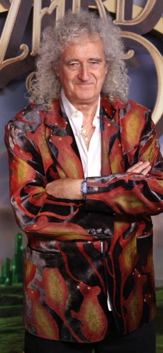 Брайан Мэй подарил Тони Айомми реплику своей легендарной гитары Red Special Брайан Мэй подарил Тони Айомми реплику своей легендарной гитары Red Special