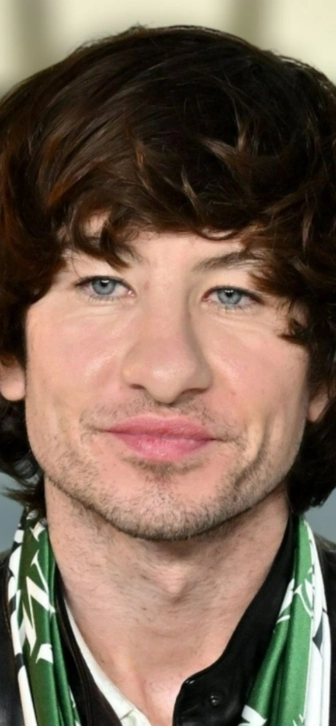 Барри Кеоган впервые появился на публике с отросшими волосами для съемок в байопике о The Beatles