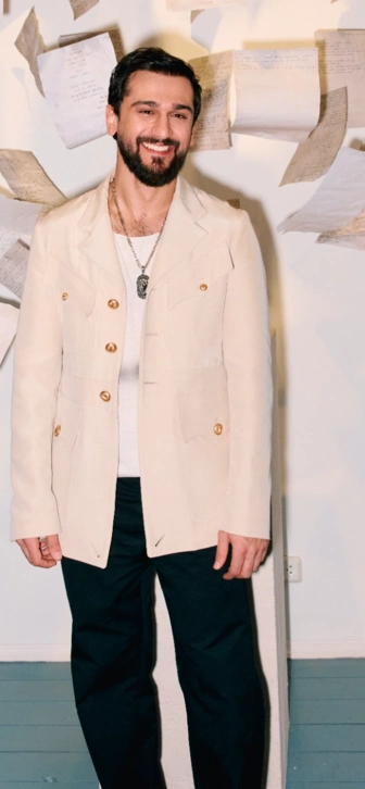 JONY превратил музыку в искусство: звезды на вернисаже выставки «РЯДОМ»