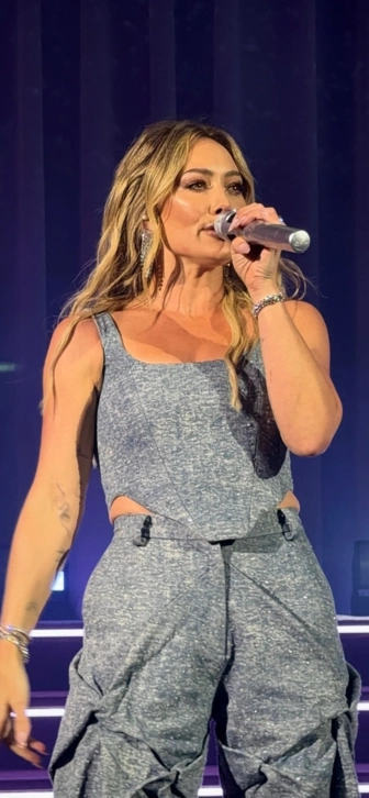 Хилари Дафф провела первый за более чем десять лет концерт и исполнила песню из «Лиззи Магуайр»