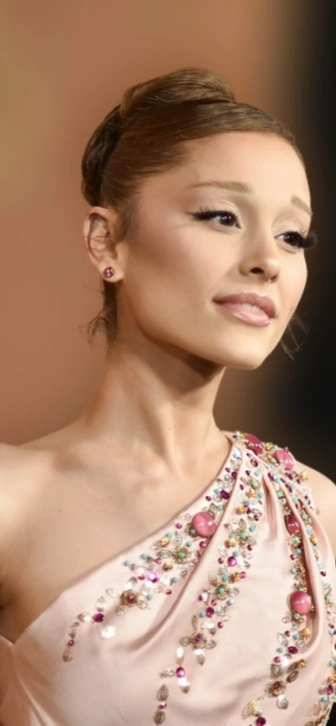 Ариана Гранде использовала мотив рождественского хита Мэрайи Кэри для шутки о плотном графике