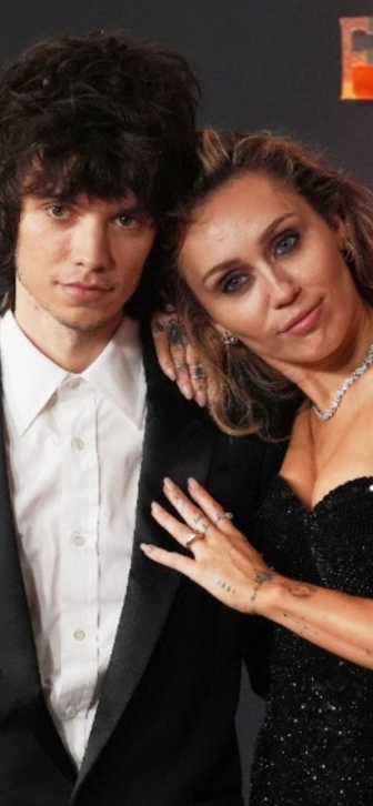 Представитель ювелирного дизайнера озвучила стоимость помолвочного кольца Майли Сайрус